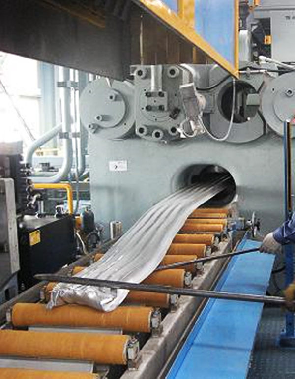 Aluminium extrusion machine