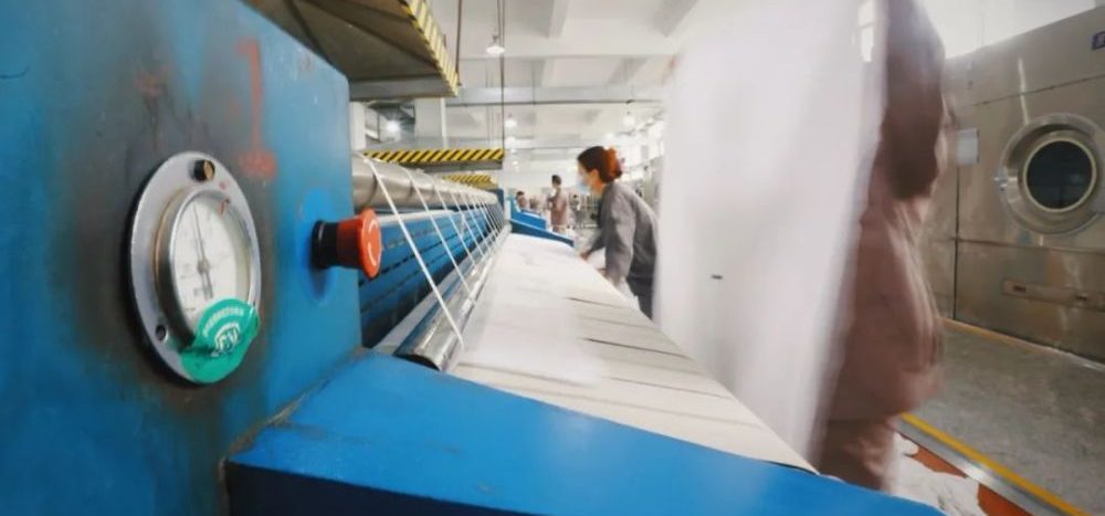 How is the laundry ironer used and what is the working principle?