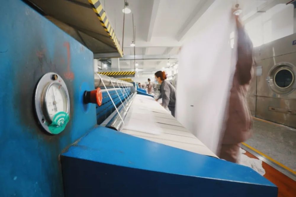 How is the laundry ironer used and what is the working principle?